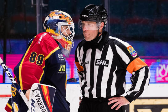 Djurgårdens målvakt Niklas Svedberg och domare Tobias
