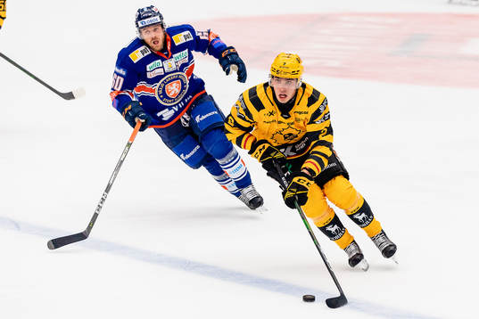 Skellefteås Adam Wilsby jagas av Växjös Erik Josefsson
