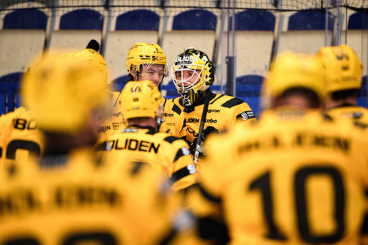 Skellefteås målvakt Arvid Söderblom jublar