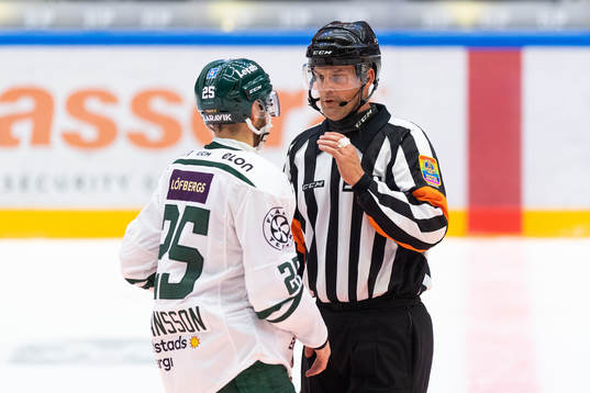 Färjestads Martin Johansson i diskussion med domare Mikael