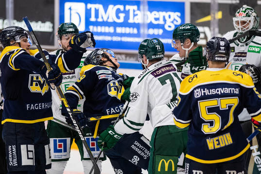 s Max Wennlund och Färjestads Jesse Virtanen i bråk