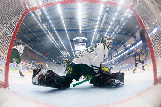 Färjestads målvakt Arvid Holm släpper in 1-2