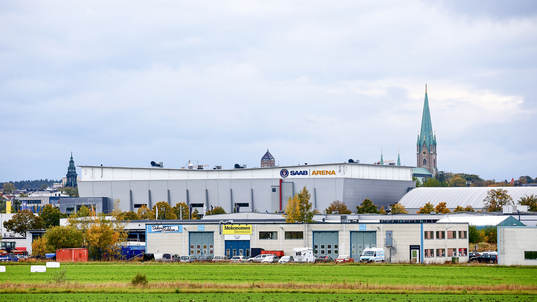 SAAB Arena och domkyrkan i bakgrunden före ishockeymatchen