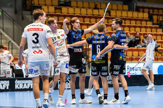 Helsingborgs Fredi Petersson jublar med lagkamrater