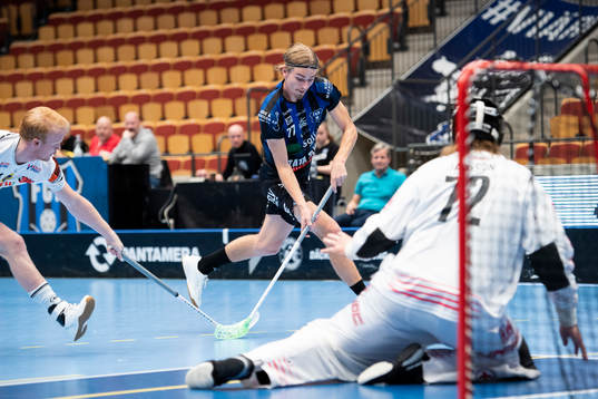 Helsingborgs Linus Malmström framför Jönköpings