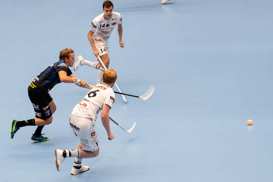 Helsingborgs Linus Nordgren mellan Jönköpings Dennis