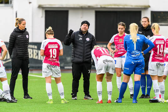 Uppsalas tränare Jonas Valfridsson pratar med spelarna
