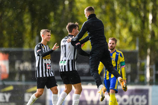 Landskronas Oscar Petersson och Filip Olsson jublar