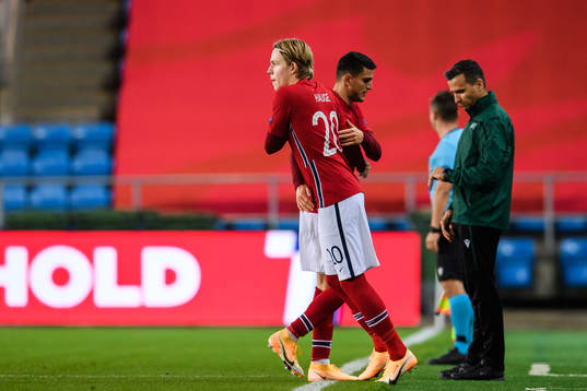 Jens Petter Hauge changes with Mohamed «Moi» Elyounoussi