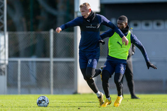 Jakob Voelkerling Persson tacklas av Mohammed Abubakari