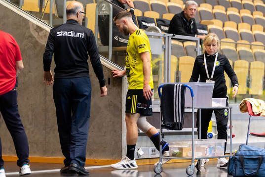 Sävehofs Henrik Tilsted lämnar planen med lindat knä