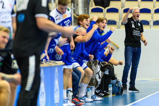 Alingsås tränare Mikael Franzén jublar