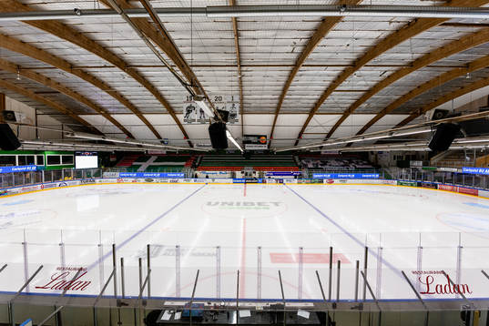 Interiör vy av Nelson Garden Arena före ishockeymatchen i