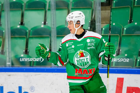 Rögles Senna Peeters jublar