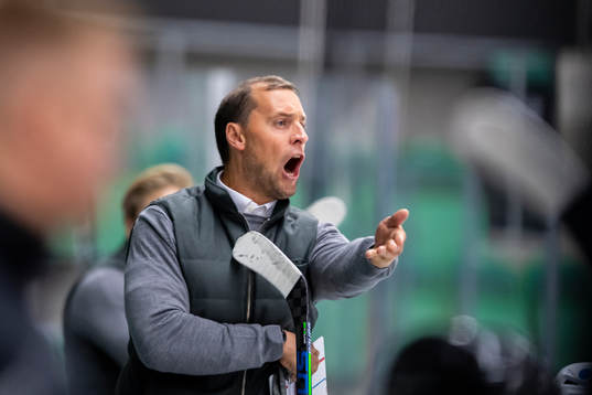 Rögles Huvudtränare Charlie Thermaenius reagerar på ett
