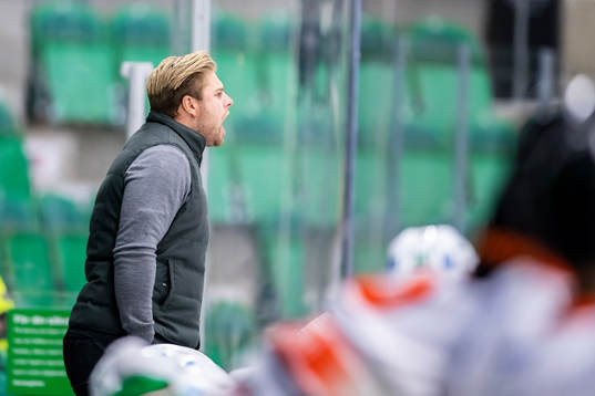 Rögles Assisterande tränare Jonas Elofsson reagera på