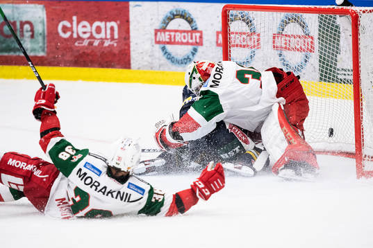 Södertäljes Rasmus Kahilainen kolliderar med Moras