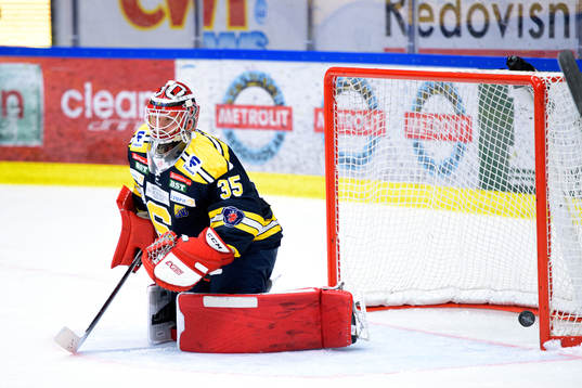 Södertäljes målvakt Filip Gustavsson deppar
