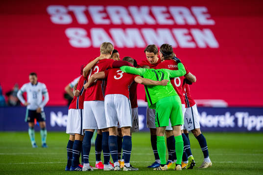 Sander Berge and the players of Norway