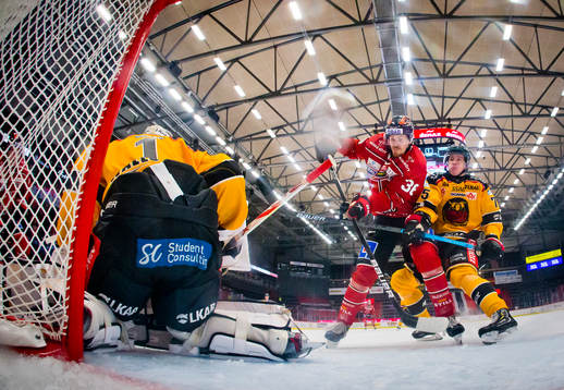 Örebros Emil Larsson och Luleås målvakt Jesper Wallstedt