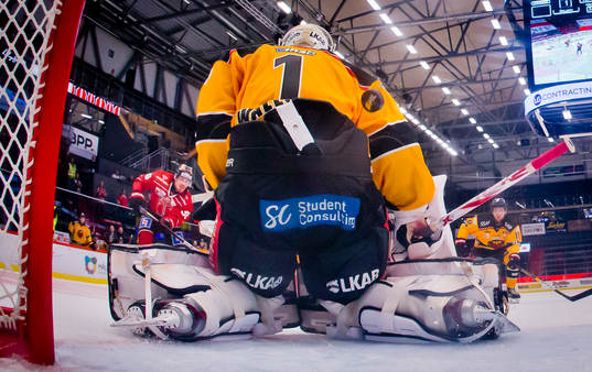 Luleås målvakt Jesper Wallstedt räddar ett skott från