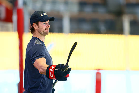 Linköpings Andrew Gordon före ishockeymatchen i SHL