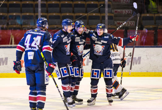 Linköpings Jaakko Rissanen jublar med lagkamrater