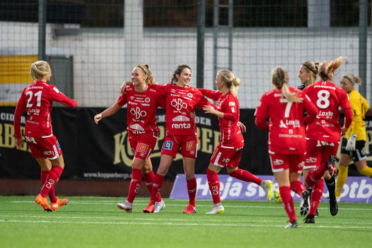 Örebros Cali Farquharson jublar