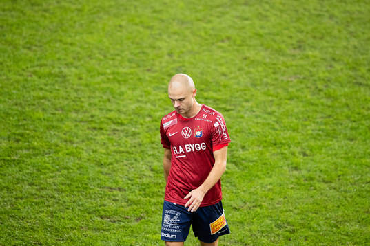 Örgrytes Hannes Sahlin deppar i halvtid av fotbollsmatchen
