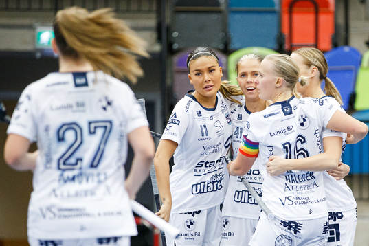 Warbergs spelare jublar med Sandra Hawerman