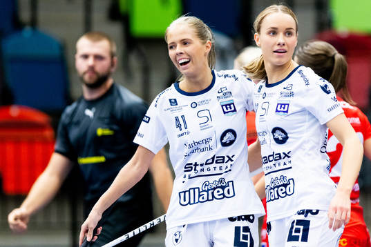 Warbergs Andrea Envall och Sandra Hawerman jublar