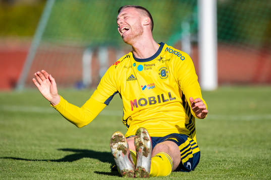 Ängelholms Anton Kinnander  reagerar på ett domslut