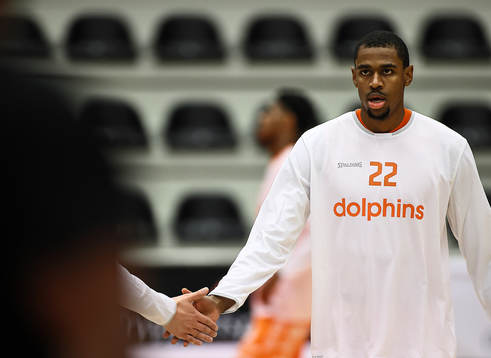 Norrköping Dolphins Phillip Carr värmer upp före