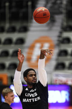 Luleås Antonio Davis Jr värmer upp före basketmatchen i