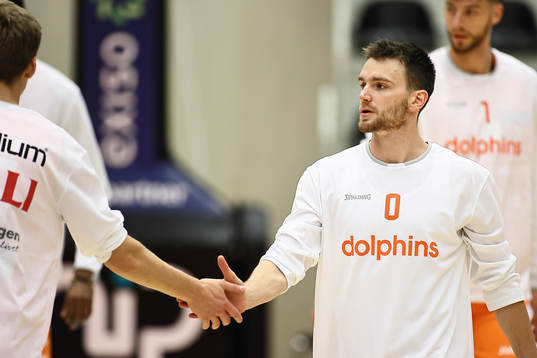 Norrköping Dolphins Tim Schüberg värmer upp före