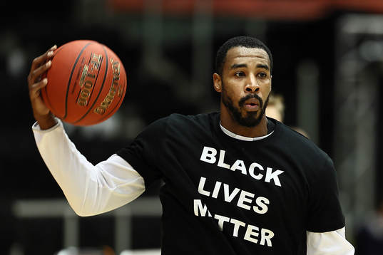 Luleås Touré Murry före basketmatchen i herrarnas SBL