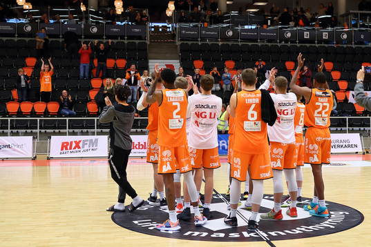 Norrköping Dolphins spelare tackar publiken