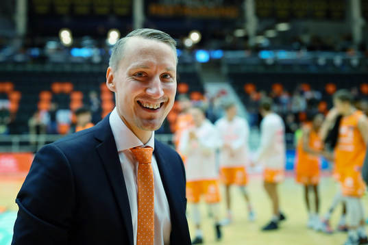 Norrköping Dolphins tränare Mikko Riipinen jublar