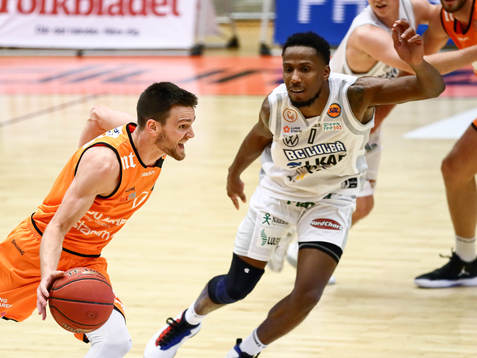 Norrköping Dolphins Tim Schüberg och Luleås Steven Davis
