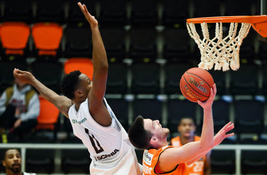 Luleås Steven Davis och Norrköping Dolphins Tim Schüberg