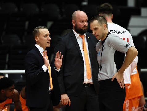 Norrköping Dolphins tränare Mikko Riipinen pratar med