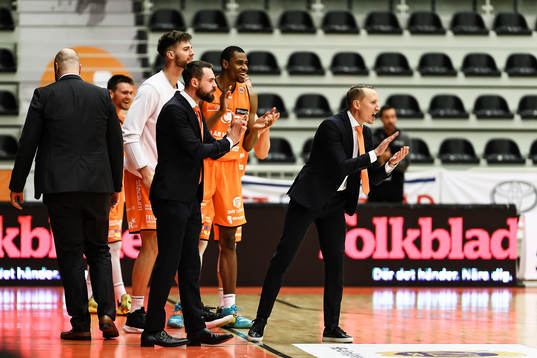 Norrköping Dolphins tränare Mikko Riipinen jublar