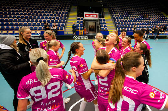 s Ellen Rasmussen och Ebba Flydalen jublar