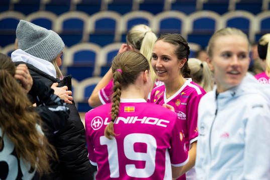 s Madeleine Karlsson jublar