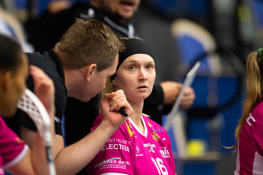 s assisterande tränare Fredrik Nilsson och Tereza