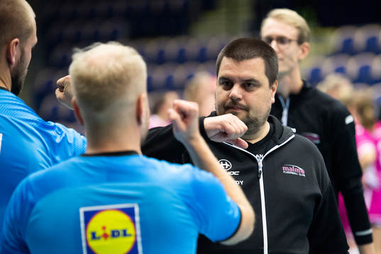 s tränare Mikael Jeppsson och domare Jens Staaf