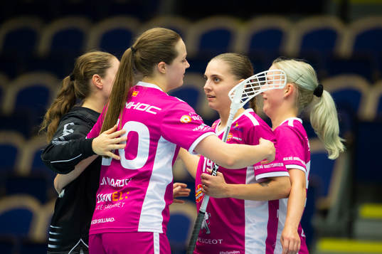 s Cecilia Di Nardo och Maja Mikaelsson jublar
