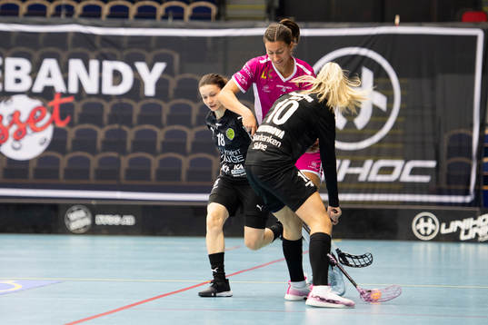 s Andrea Gämperli mellan Lunds Michaela Mlejnkova och