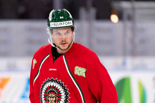 Frölundas Theodor Lennström värmer upp innan
