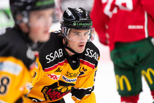 Luleås Karl Fabricius värmer upp innan ishockeymatchen i